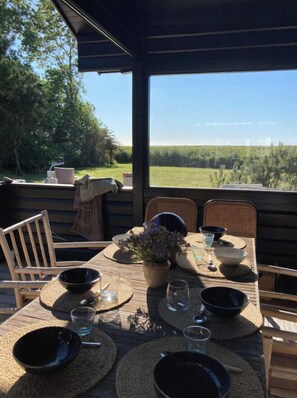 Outdoor dining - Timber cabin with guest house near Dragsholm (Ellinge Lyng, Højby)