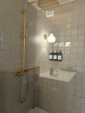 Shower - Timber cabin with guest house near Dragsholm (Ellinge Lyng, Højby)