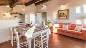 Un comedor con una mesa, sillas y un sofá.