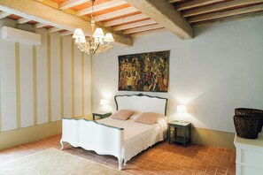 Free WiFi - Family apartment with pool in estate in Valdarno (Reggello)