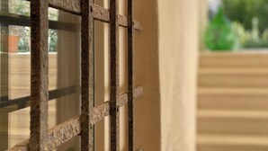 Ein Fenster mit Metallgitter im Detail.