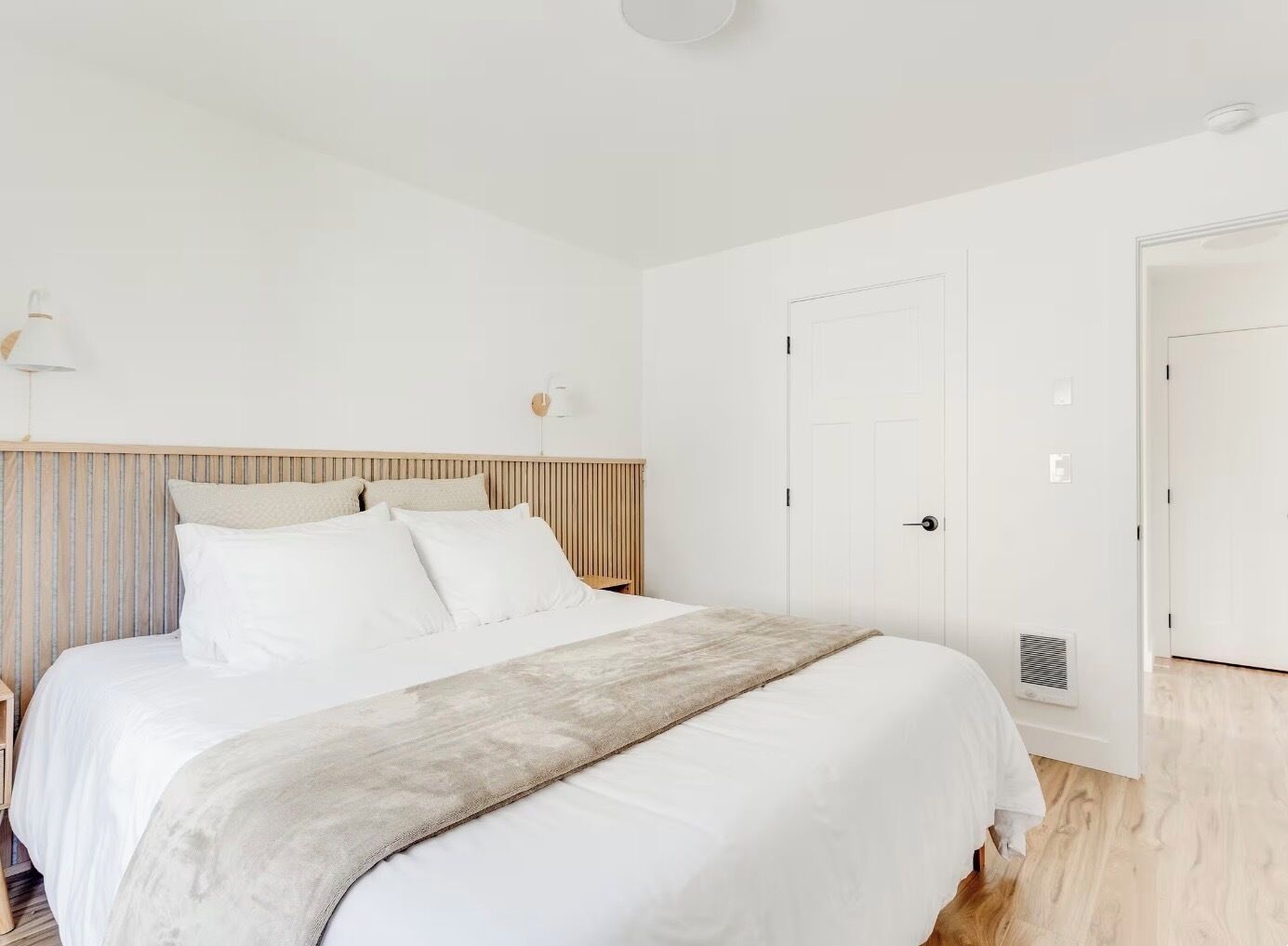 Tabla de planchar con plancha, wifi, ropa de cama
