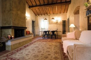 Living area - Spacious flat with castle view in Tuscany (Reggello)