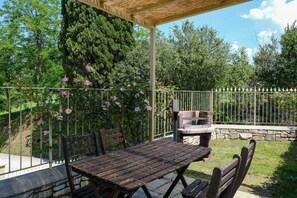 Outdoor dining - Spacious flat with castle view in Tuscany (Reggello)
