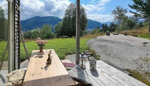 Outdoor dining - Self-built cabin with views over Leirvik (Leirvik)