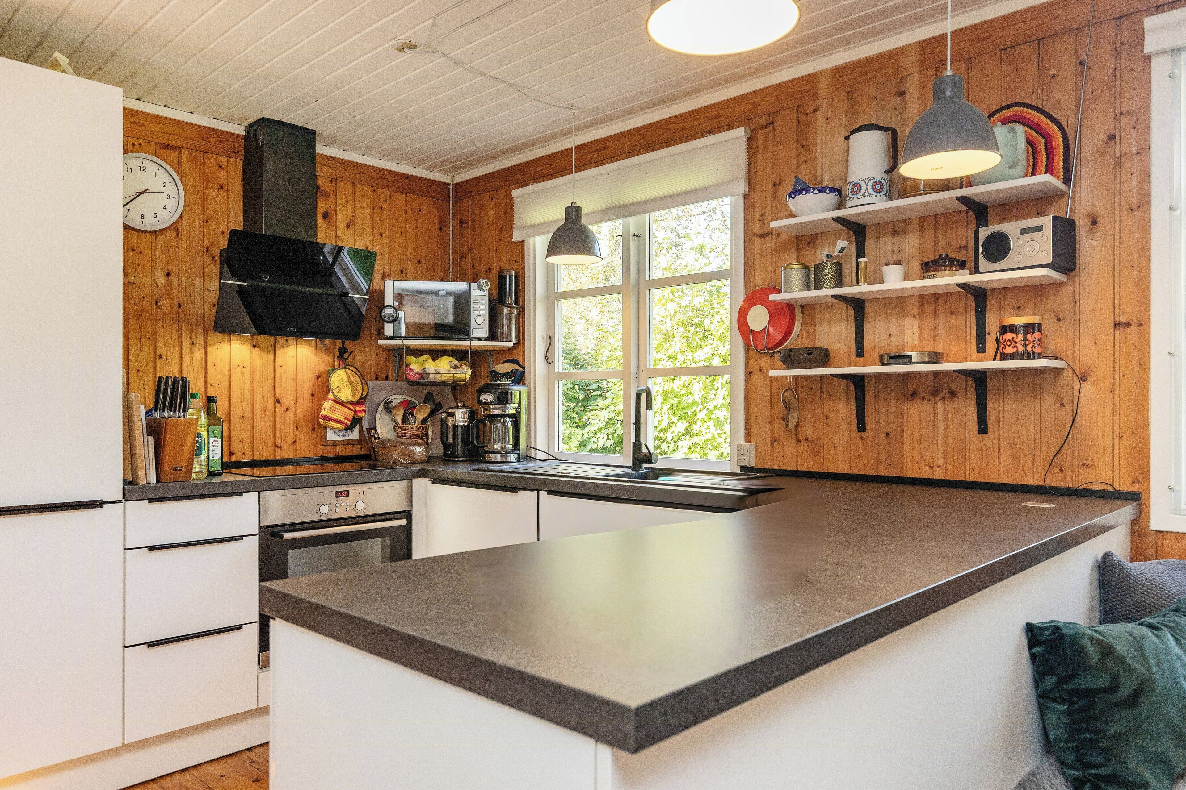 Mikrowelle, Ofen, Geschirrspüler, Wasserkocher mit Kaffee-/Teezubehör