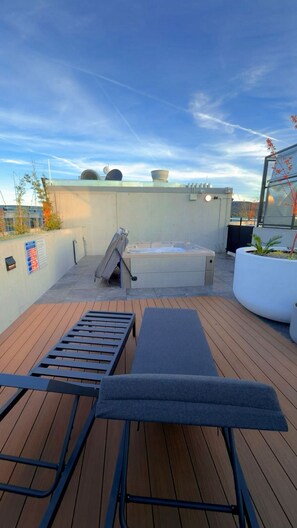 Outdoor spa tub - Cozy2BR free parking, @Woden, pet alow (Phillip)