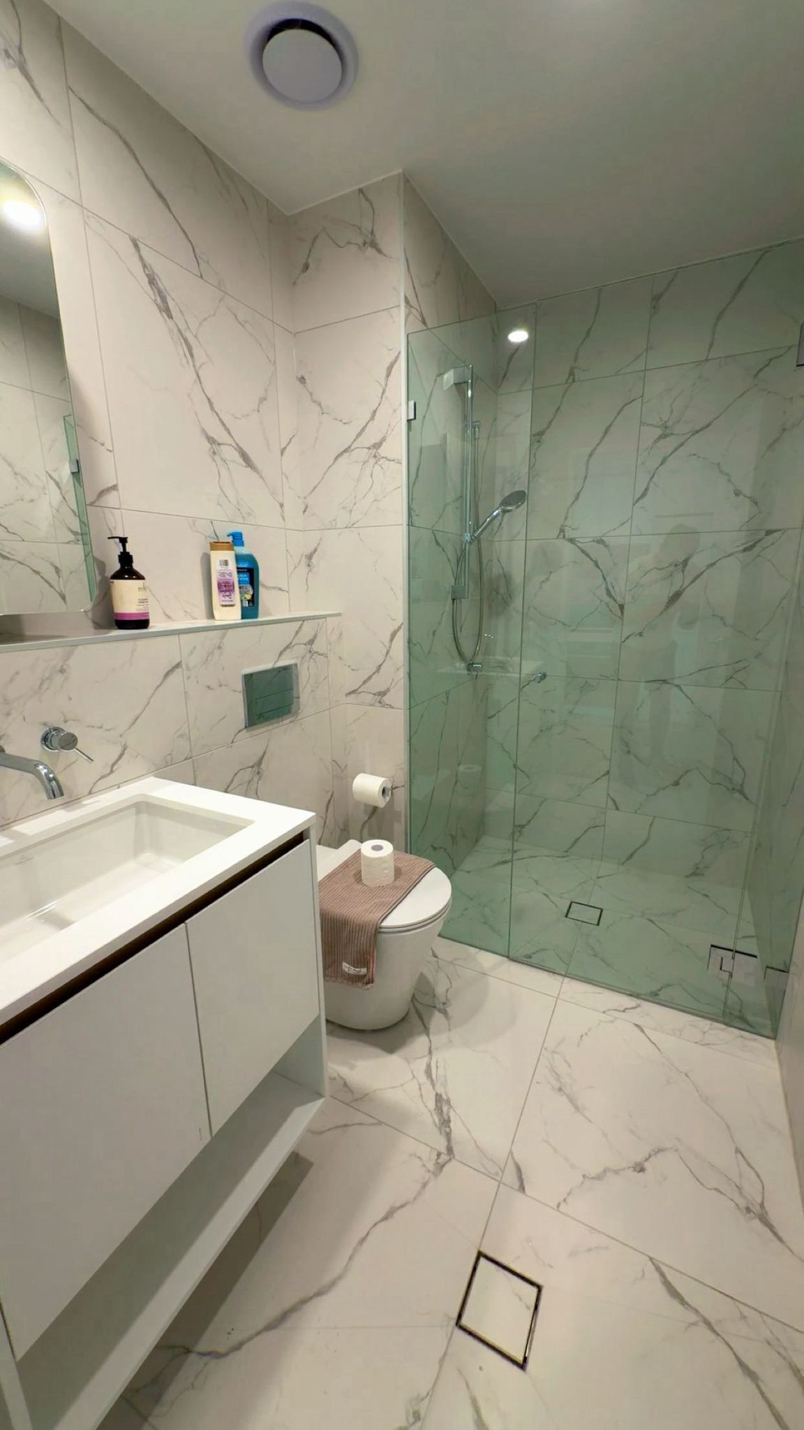 Douche, sèche-cheveux, serviettes fournies, savon