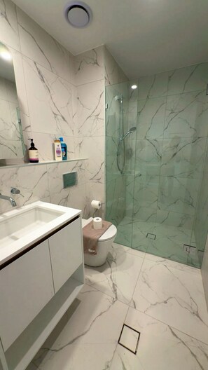 Douche, sèche-cheveux, serviettes fournies, savon