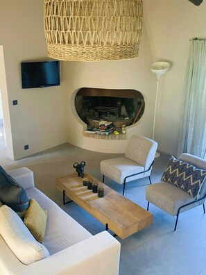 Televisión y chimenea