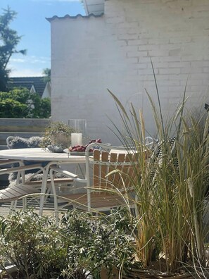 Outdoor dining - Cozy summer house in Agger near the North Sea (Vestervig)