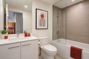 Standardzimmer | Badezimmer | Kostenlose Toilettenartikel, Haartrockner, Handtücher, Seife