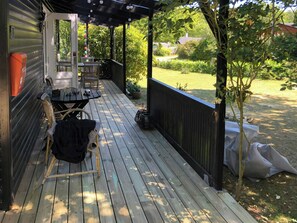 Outdoor dining - Cozy and colourful holiday home in Skovgårde (Allingåbro)