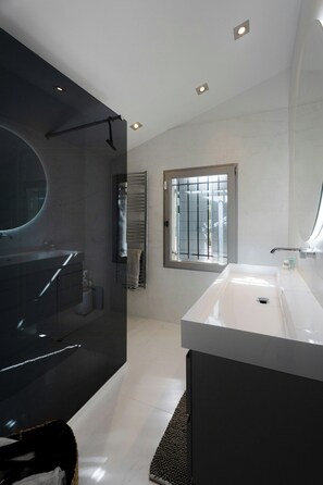 Shower - Villa with pool and sauna in Aix-en-Provence (Aix-en-Provence)