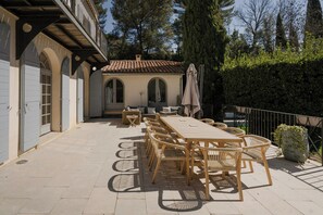 Outdoor dining - Villa with pool and sauna in Aix-en-Provence (Aix-en-Provence)