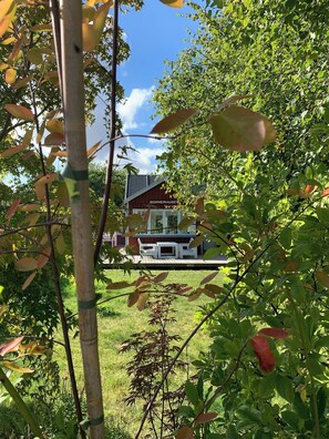 Property grounds - Cozy red cottage by Kalø Vig with seaview (Hornslet)