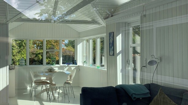 En modern inredning med en soffa, ett matbord och stolar.