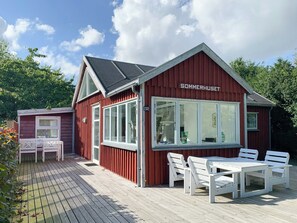 Outdoor dining - Cozy red cottage by Kalø Vig with seaview (Hornslet)