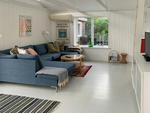 TV - Cozy red cottage by Kalø Vig with seaview (Hornslet)