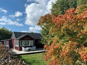 Outdoor dining - Cozy red cottage by Kalø Vig with seaview (Hornslet)
