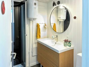 Shower - Cozy wooden house with garden and playground (Sydals)