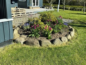 Property grounds - Cozy wooden house with garden and playground (Sydals)