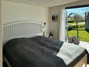 Free WiFi - Cozy wooden house with garden and playground (Sydals)