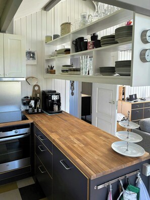 Microwave, oven, dishwasher, coffee/tea maker - Cozy wooden house with garden and playground (Sydals)