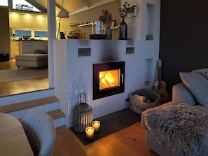 TV, fireplace - Modern cabin with sea view in Bokn (Bokn)