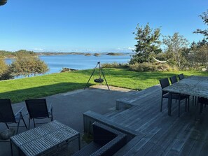 Outdoor dining - Modern cabin with sea view in Bokn (Bokn)