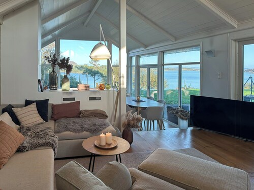 Modern cabin with sea view in Bokn