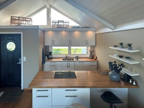 Coffee/tea maker, oven, dishwasher - Modern cabin with sea view in Bokn (Bokn)