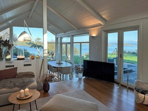 TV, fireplace - Modern cabin with sea view in Bokn (Bokn)