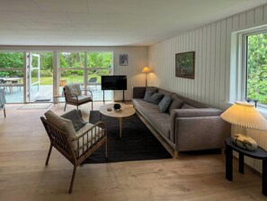 TV, fireplace - Renovated holiday home by forest lake in Dueodde (Nexø)