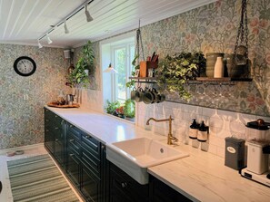 Microwave, oven, dishwasher, coffee/tea maker - Country life near city and lake with room for many (Torestorp)