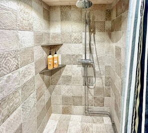 Shower - Country life near city and lake with room for many (Torestorp)