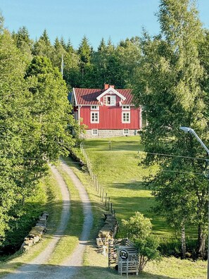Property grounds - Country life near city and lake with room for many (Torestorp)