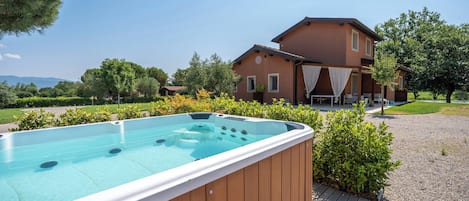 Outdoor spa tub