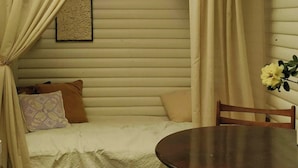 Quarto com cama, mesa e ventilador de teto.