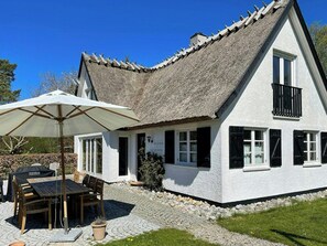 Outdoor dining - Thatched summer house near Gilleleje and Tisvilde (Græsted)