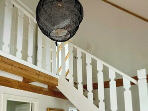 Eine Treppe mit weißen Geländern und Holzbalken.