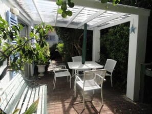 Outdoor dining - Eastbury Cottage (Hermanus)