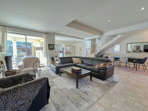 TV, fireplace - Neo-Provençal villa with pool in Vence (Vence)