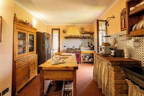 Microwave, oven, dishwasher, coffee/tea maker - Countryside home with pool near Florence (Castelfiorentino)