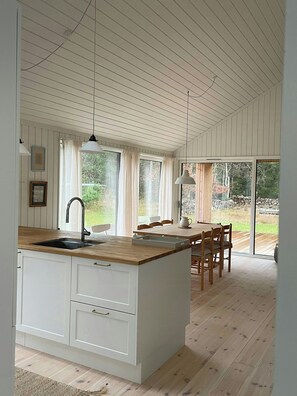 Oven, dishwasher, coffee/tea maker - Modern and idyllic holiday home with forest views (Frederiksværk)