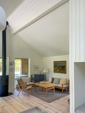 Fireplace - Modern and idyllic holiday home with forest views (Frederiksværk)