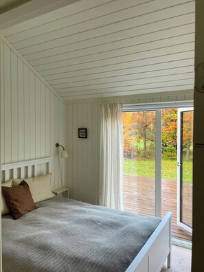 Desk, free WiFi - Modern and idyllic holiday home with forest views (Frederiksværk)