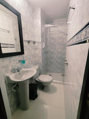Basic-Doppelzimmer | Badezimmer