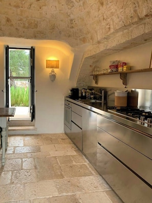 Oven, dishwasher, coffee/tea maker - pool villa among ancient olive trees in Ostuni (Ostuni)