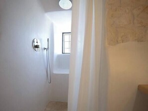 Shower - pool villa among ancient olive trees in Ostuni (Ostuni)